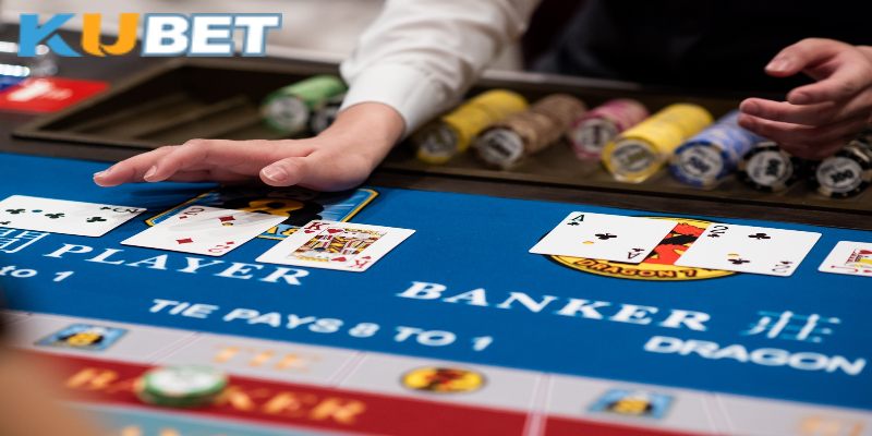 Bài baccarat được nhiều người yêu thích vì khá đơn giản 